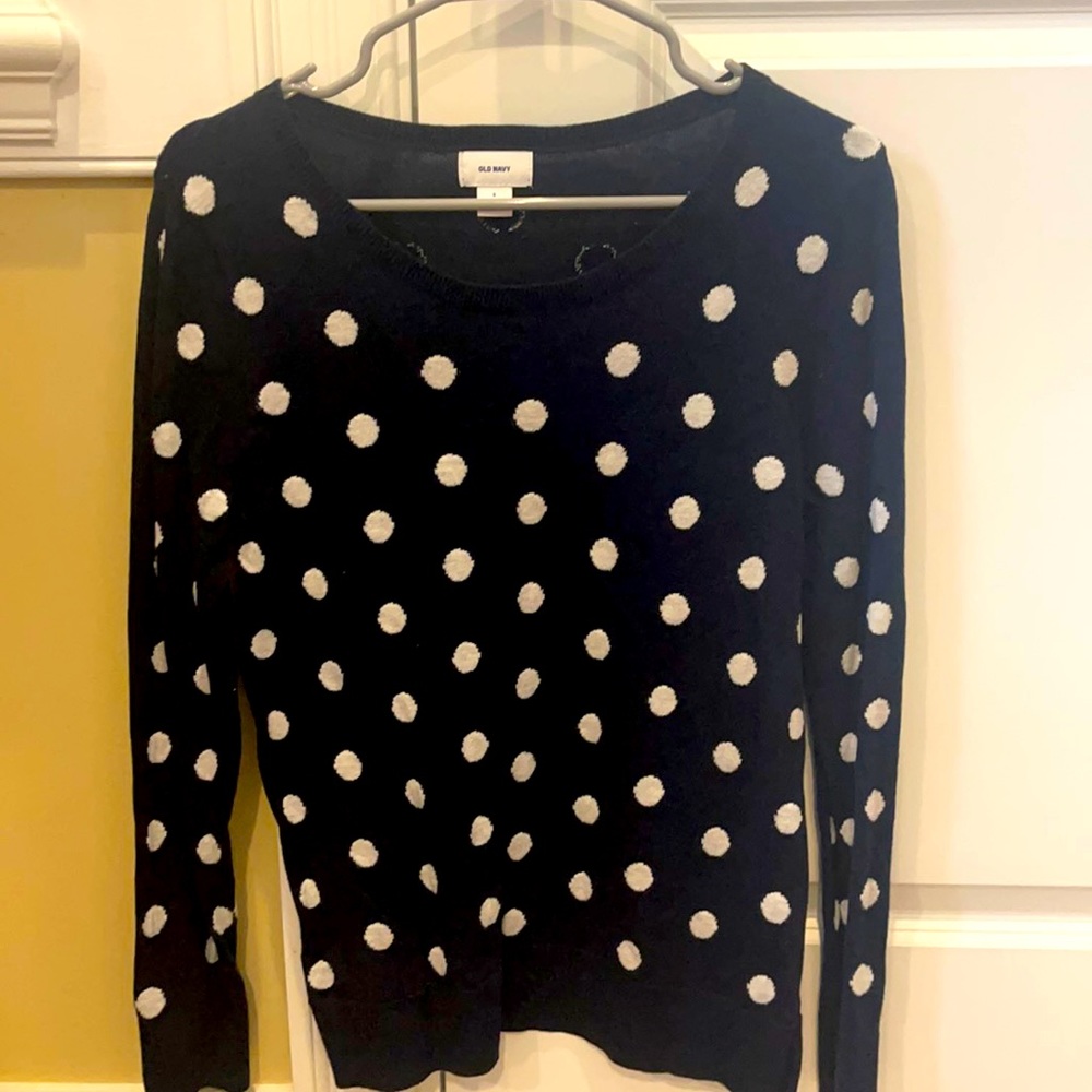 old navy sweater in excellent condition. It is navy blue with white poker dots.